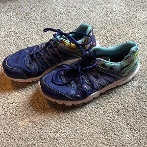 Used Reebok tennis shoes size 8